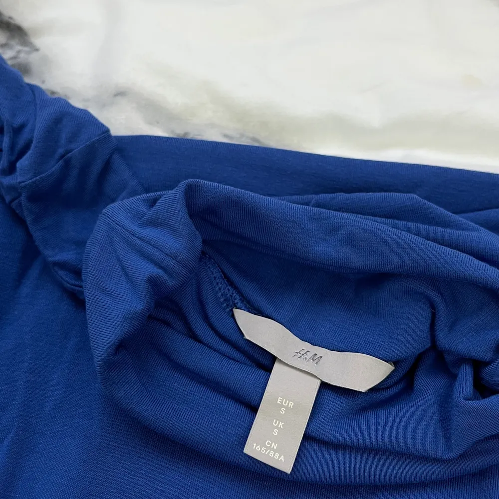 En blå turtleneck tröja från H&M. Använd ett par gånger men i väldigt god skick. Storlek M.. Tröjor & Koftor.