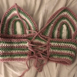 Egenvirkad topp! - Säljer en egenvirkad topp som passar bra till sommaren, eller igentligen när som helst! Snyggt knyte i ryggen som går att justera vilket gör att den passar flera storlekar💓💓💓