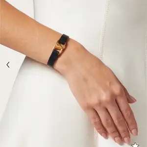 Super fint Valentino armband som inte kommer till användning längre. Köpt på nk i Stockholm i somras❤️‍🔥 Skriv privat för fler bilder! (Varken några defekter eller slitningar)