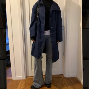 Mörkblå trench coat  - Så snygg kappa men kommer tyvärr inte till användning. Den är i storlek 42. Jag brukar ha S och är 168cm. Den är i fint skick💕