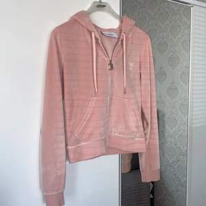 Juicy Couture ljusrosa  - • Juicy Couture set i ljusrosa, använt enbart ett fåtal gånger. Köpta på Raglady. I superfint skick. Överdel stl S, byxa stl XS (passar S samt M). Setpris: 1500 kr (köpt 2098 kr). Byxa 700 kr (ord. pris 999 :- ) och överdel 800 kr (ord. pris 1099 :- ). Fraktsätt diskuteras beroende på köp av helt set eller enskild del. •