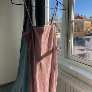 Rosa klänning  - Rosa glittrig klänning med små slits och spaghetti straps. Går ned till låren på mig som är 170.  För mått eller andra frågor finns jag i DM 😊🌸