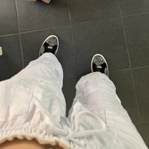 Linnebyxor  - Dom perfekta linnebyxorna nu till sommaren, dom är inte genomskinliga men säljer dom då jag inte riktigt tycker det var min stil tyvärr 💕 spårbar frakt tillkommer med 66kr 