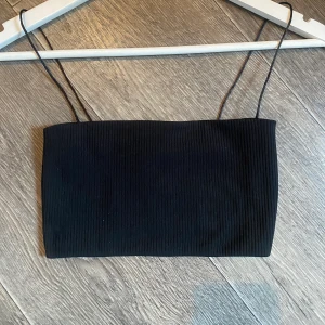 Svart topp - Svart topp med smala band, använd fåtalgånger men i bra skick. Är i XS men passar S/XS