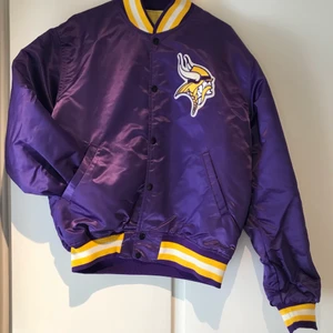NFL jacka i storlek L - En lila Vikings NFL jacka i storlek L, använd som oversize jacka