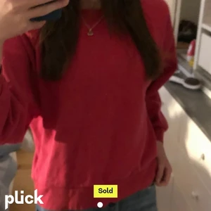 Tröja - Röd tröja från Zara i stil S❤ sitter oversized på mig som är 150cm(lånad bild från förra ägaren) kom gärna privat för bilder elr frågor:D