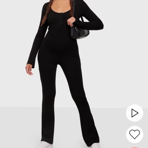 Ny jumpsuit - Ny jumpsuit från Nelly. Prislappar kvar. Nypris 499kr, säljes då den inte kommer till användning. 