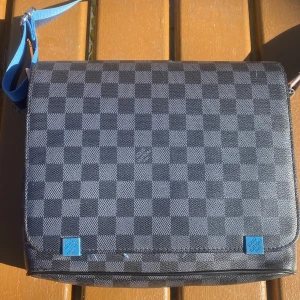 Lv Axelväska  - Hej säljer nu min LV axelväska för har ingen användning för den!