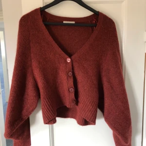 Stickad kofta  - Ny stickad kofta från Gina Tricot med 4 knappar. Gott skick 👍🏻 betalning sker via swish