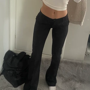 Kostymbyxor  - Säljer dessa helt sjukt snygga lågmidjade kostymbyxorna från design by si! Säljer då jag tyvärr inte får användning av de, storlek s☺️ ENDAST ANVÄNDA 1 GÅNG!! Jag är ca 164cm lång ❤️HÖGSTA BUD ÄR 270kr!❤️
