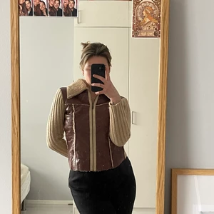  Cool kofta - Cool stickad kofta med skinndetaljer. Köpt second hand, superfint skick. Aldrig använd.