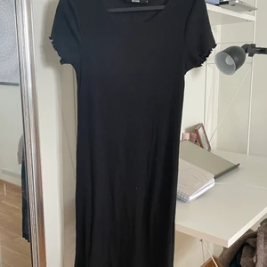 Stickad klänning - Svart finstickad klänning 