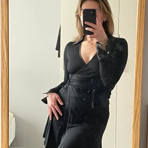 Klänning sand copenhagen  - Svart skitsnygg klänning från sand copenhagen. Älskar denna men kommer aldrig till användning! Så fint material, detaljer och passform.