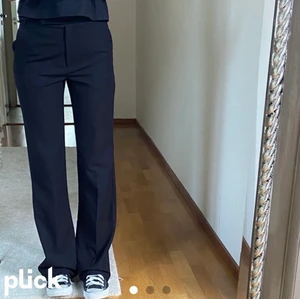 Kostymbyxor från asos - LÅNAD BILD FRÅN FÖRRA ÄGAREN! Skit snygga kostymbyxor från asos som är köpta här på Plick, men tyvärr passade de ej mig. Kom med bud☺️