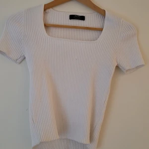 Vit Berska topp - ALDRIG ANVÄNT, tröjan är köpt för ca 5 månader sen och har bara legat i garderoben så tröjan är som ny om du vill se fler bilder skriv privat.tröjan är väldigt stretching och passar allt från xs till l