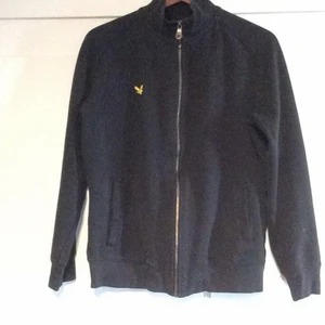 Lyle & Scott - Tappat lite färg, annars är det inget fel på den