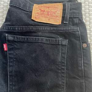 Säljer dessa vintage Levi’s jeans som tyvärr inte längre kommer till användning. Jag köpte dem på plick för ca. 2 år sen. De är medelhöga i midjan (slutar en bit under naveln), sitter tajt över höfterna och sedan är de utsvängda nertill. Skulle säga att de är storlek 27-29 i midjan. Färgen på jeansen är en urtvättad svart färg. Kan självklart skicka bilder på hur dem sitter på💗 köparen står för frakten💗