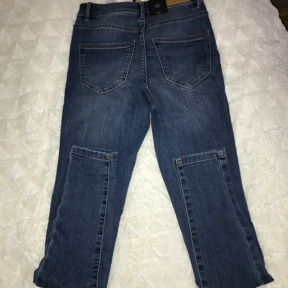 Blåa highwaist jeans endast testade storlek XS/32 men sitter som S/32 XS/34. Jeans & Byxor.