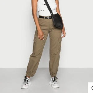 Cargo byxor - Militär gröna cargo byxor från Urban outfitters! Säljer då dom är lite för korta på mig, använda Max 5 ggr. Kan även ta egna bilder! 