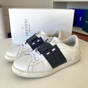 Valentino Open Sneaker - Ett par valentino dojjor i storlek 43. Sällsynt par med tumlat kalvskinnsläder, skick 8/10. Kommer med nya snören, OG box och två OG valentino dustbags. Fri frakt eller meetup i Gbg💪🏼