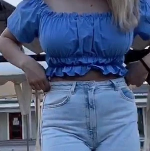 Blå topp från Zara  - Säljer denna jättefina blåa toppen från Zara. Aldrig andvänd