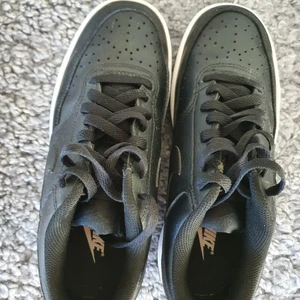 Nike skor - Nike skor, knappt använda. 38,5-39. Fint skick. Kan fraktas till Kalmar, Jönköping vid vissa tider.