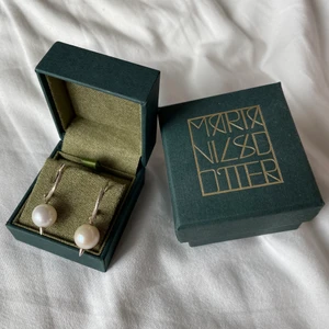 Örhängen - Så snygga örhängen från Maria Nilsdotter!! Säljer i par❤️ köpta för 3790 tsm