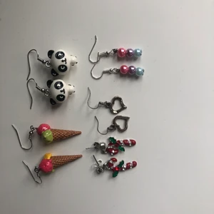 Örhängen - Jag säljer fem par örhängen. De flesta har jag köpt på plick men några är i nyskick.         19kr styck+frakt eller köp alla för 80kr+frakt❣️❣️skriv privat för fler bilder eller info!!