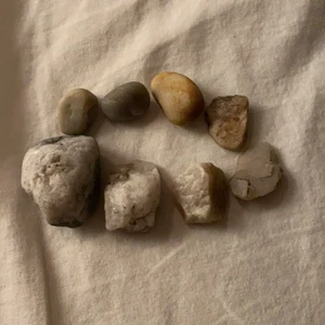 Bergskristallen och lite annat  - Bergskristaller och några andra kristaller som jag inte vet namnet på! Priset är från 10-30kr beroende på storlek! Kontakta mig om frågor eller annat! 