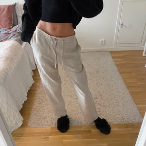 Linne byxor - SÅ snygga linnebyxor från brln! Slutsålda på dwras hemsida. Tjocka i tyget och känns som så bra meterial, 100% linne. Säljer då jag tycker dom är några cm för korta för mig som är 178, helt nya med prislapp, skickar i orginal förpackning. Unisex model. Köpta för 700+frakt på deras hemsida, säljer för 499+ spårbar frakt på 66 kr💕💕