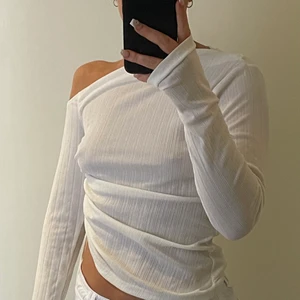 Draperad tröja - Draperad skir tröja från Gina Tricot. Jättesnygg men är lite stor för mig. Bara testad.