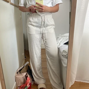 Byxor  - Får tyvärr ingen användning för dom men väldigt fina😍 kommer ifrån H&M. Frakten igår i priset och för mer bilder eller information skriv gärna privat💛