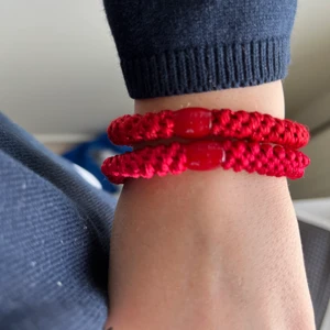 KKNEKKI armband - En röd glittrig och en mörk rosa Kknekki armband så fina till att ha som armband men också fint till håret. Jag har andvänt dom cirka tre gånger❤️