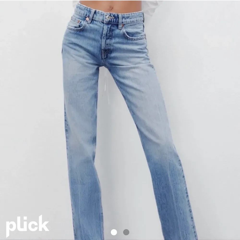 Jätte fina blåa jeans från zara, rätt väl använda men inga tecken på det💗 Har försökt göra egna hål på vänstra bakfickan men gick sådär. Säljer pga att dom inte kommer till användning längre! Köparen står för frakt och pris kan diskuteras!. Jeans & Byxor.