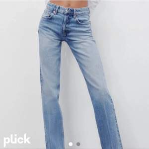 Jätte fina blåa jeans från zara, rätt väl använda men inga tecken på det💗 Har försökt göra egna hål på vänstra bakfickan men gick sådär. Säljer pga att dom inte kommer till användning längre! Köparen står för frakt och pris kan diskuteras!