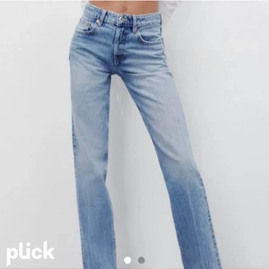 Zara straight mid rise jeans - Jätte fina blåa jeans från zara, rätt väl använda men inga tecken på det💗 Har försökt göra egna hål på vänstra bakfickan men gick sådär. Säljer pga att dom inte kommer till användning längre! Köparen står för frakt och pris kan diskuteras!