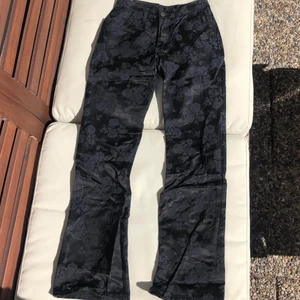 Svarta byxor med mönster - Ett bar asballa svarta byxor i tunnt jeansaktigt material! Perfekta för  alla tillfällen, vardag som fest. Passar dig som är liten i storleken skulle säga xxs-xs:) säljer eftersom att de tYvÄrr är försmå, älskar de så de förtjänar defenitivt en ägare som kan ha de!