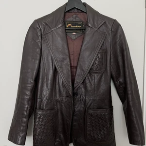 Läderjacka - Säljer en personlig favorit. Köpte den på beyond retro i somras men det är tyvärr dags att sälja den nu. Den är i superbra skick och felfri. 