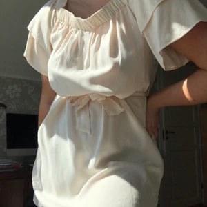 Sommarklänning - Sparsamt använd sommarklänning i puderrosa/kräm färg🤍 kan användas både som off shoulder eller som på första bilden pga resårbandet. Storlek M. Spårbarfrakt a 66 kr tillkommer alt kan mötas upp i Varberg/Jönköping🌸