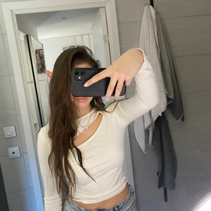 Vit tröja  - Säljer denna super snygga vita tröja i storlek xxs, men passar mig som är en S. Säljer för 80kr