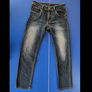 Hugo Boss Jeans - Hugo Boss blåjeans inköpta för ett år sedan för 1000kr på Farfetch. Sparsamt använda och i mycket bra skick. Rak och fin passform. Boss-text på högra bakfickan. 