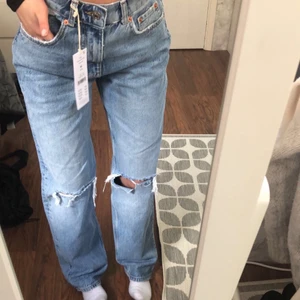 90s high waist jeans - Säljer dessa jeans från gina tricot då dom är för stora för mig! 💞 säljer för 300 men priset kan diskuteras. storlek 34