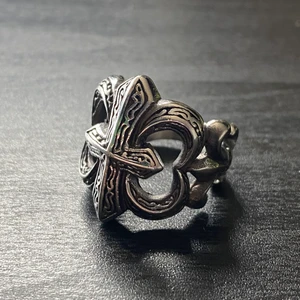 Cool ring - En snygg ring i kirurgiskt stål. Diametern är 18 mm. Kommer ej till användning därav säljes. Köp nu!!