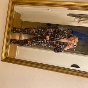 blommigt kostym set - jättesnyggt blommigt kostym set från VILA. (vet inte varför bilden vände på sig haha) köpt second hand men aldrig kommit till användning🌸 köpare står för frakt