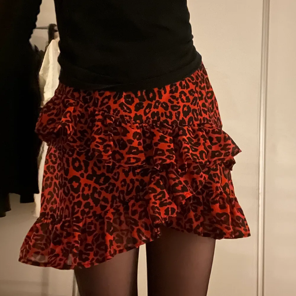 Super fin röd leopard mönstrad volang kjol. Från Bikbok i storlek M, funkar om man viker den på mig som har storlek S i vanliga fall.❤️🖤. Kjolar.