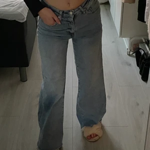 Jeans  - Säljer dessa jeans som inte kommer till användning längre, använt 1 gång 💘