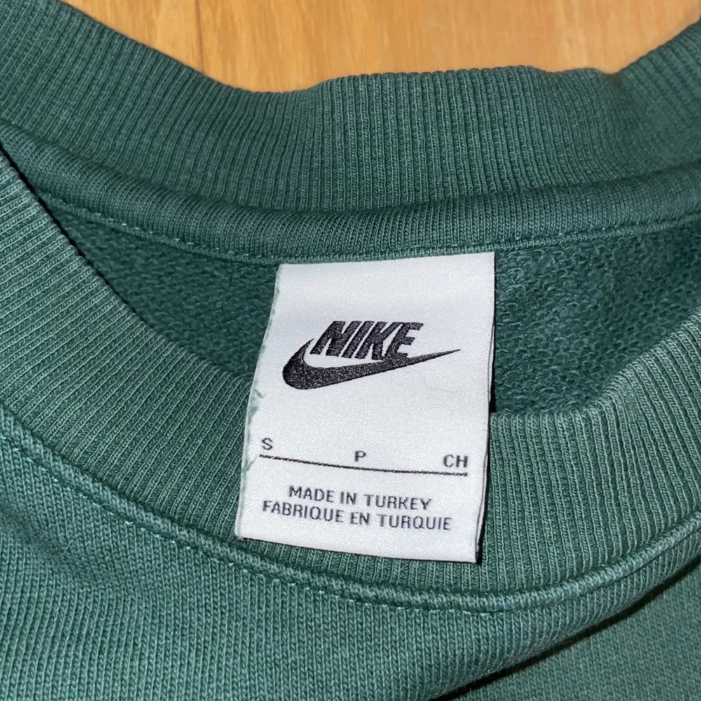 Vintage nike sweatshirt storlek S grön. Hoodies.