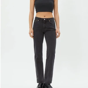 Svarta vintage jeans  - Säljer dessa skitsnygga lågmidjade jeans från Weekday!💕 Midjemått 73cm, innerlängdsben 80cm. Endast använd fåtal gånger. Köparen står för frakten❗️❗️ (pris kan diskuteras) 