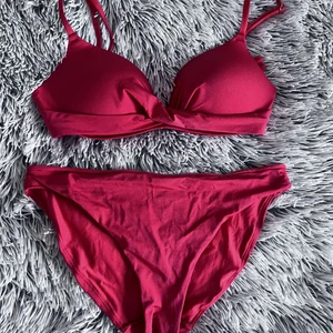 BEKINI  - Söt BEKINI från H&M. Underdelen är i storlek 38 och överdelen är i stolek 75 B.