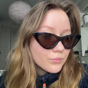 CATEYE Solglasögon😎🕺🏽 - 🖤Säljer mina cateye solglasögon i brun/svart turtle mönster/färg från Gina Tricot, använda ca 1-2 gånger, köpte dem för 129 kr🖤 Kan mötas upp i Göteborg, eller skicka och då betalar köparen för frakt! 🖤